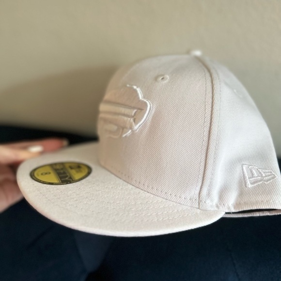 59 FIFTY Buffalo Bills Hat White On Whte Exclusive Yohandy NWT Fitted Size 8 - Picture 12 of 17